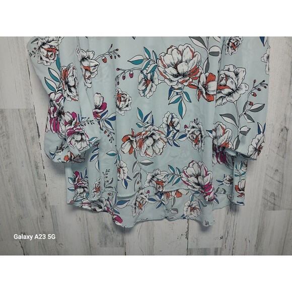 Maurices 2X Plus Size Floral Zip Blouse - Picture 2 of 7